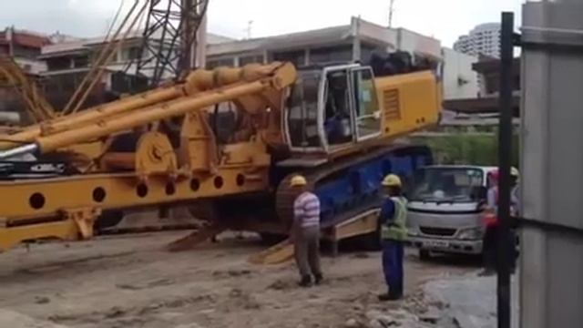 Bauer bg28 unloading at Thomson Grand