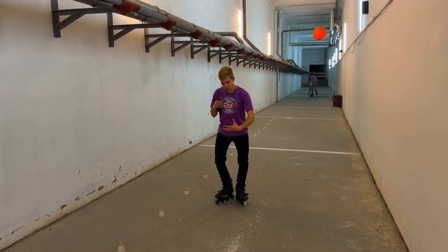 УРОКИ КАТАНИЯ НА РОЛИКОВЫХ КОНЬКАХ - Фонарик и самокат - УРОК 2 смотреть онлайн