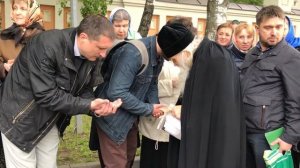Схиархимандрит Илий благословляет всех после утренней службы 05.06.2017г
