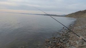 Сахалин. Города Александровск-Сахалинкий. Марк ловит камбалу у скал Три брата