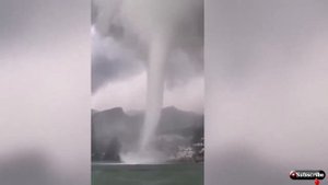 ☆+18☆ Торнадо вышвырнул водителя из салона и унес автомобиль !