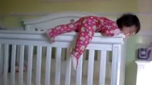 Ребёнок самостоятельно вылезает из кроватки!