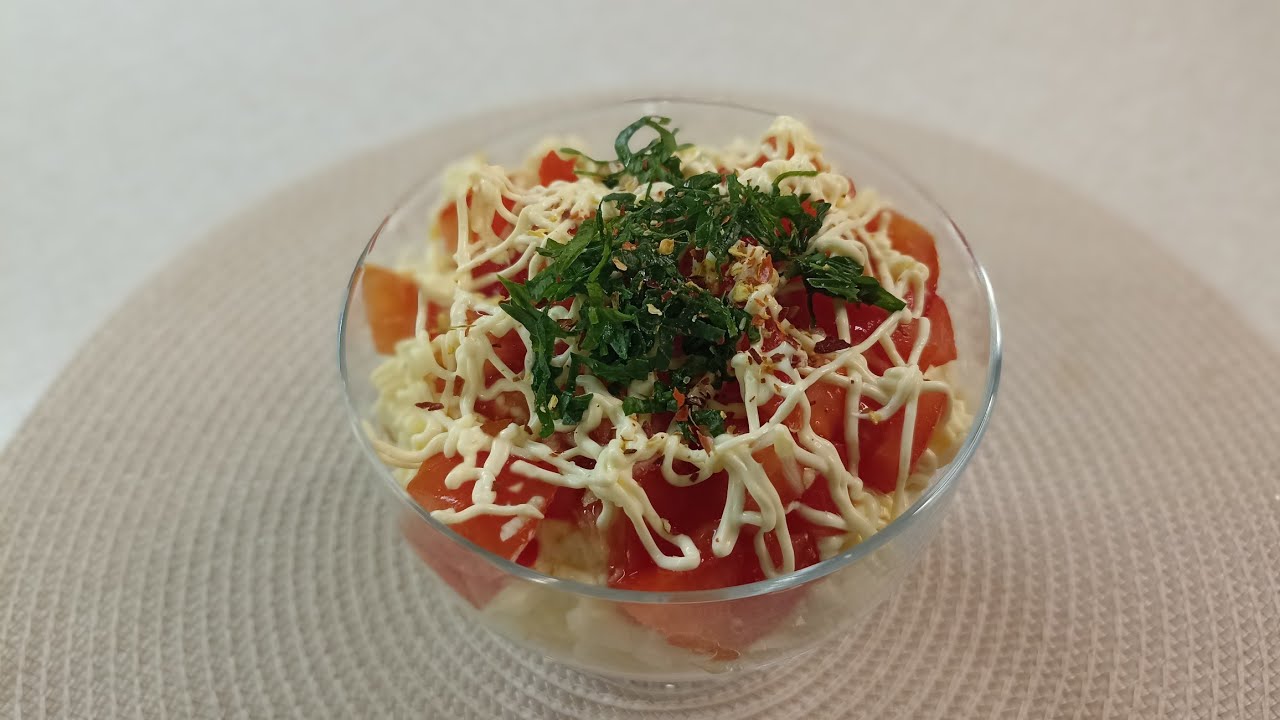 Простой салат с копчёной курицей, помидорами и сыром