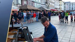 street piano performance: people were shocked...