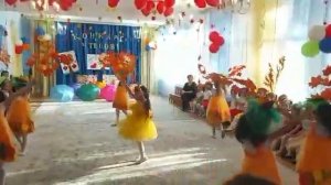 Танец с осенними листочками