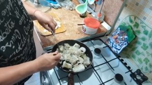 Минтай в сметанной заливке с луком.Массажная дорога.Проводила мужа.