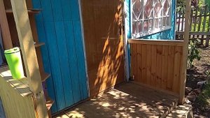Установил входную дверь на дачный домик своими руками!