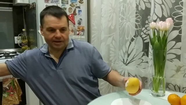 Как есть не созревший манго.