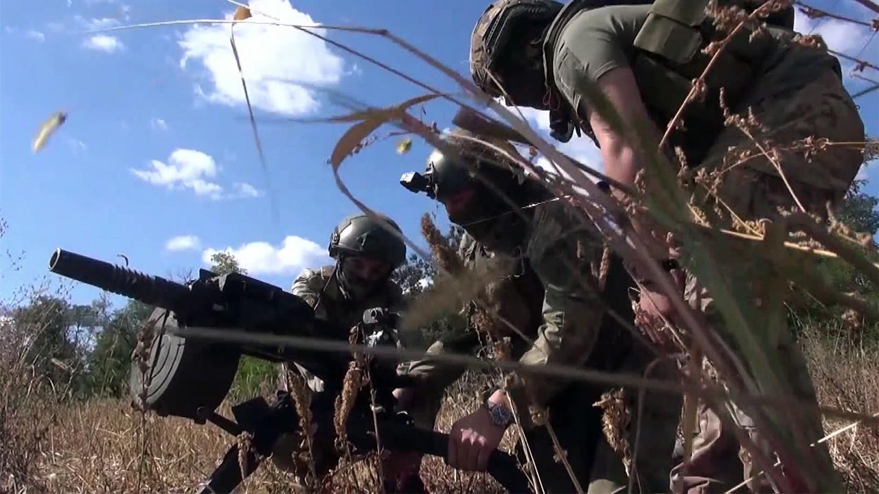 Репортаж из Луганской республики, где боевая работа продолжается и ночью, и днем