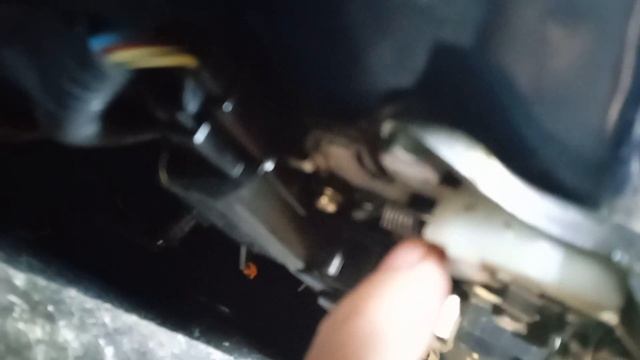 Как открыть багажник на Тойота Авенсис2 если с кнопки и ключём не открывается. смотреть онлайн