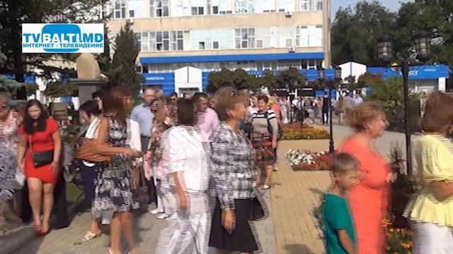 Праздник Лимба ноастрэ начался с возложения цветов классикам. смотреть онлайн