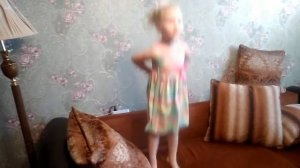 ДАШЕНЬКА.Тренирока на диване и прыжки на батуте