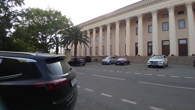 Сочи. Экскурсия по городу Сочи 09.06.2022. Прогулка по Сочи. Парк. Зимний театр. Афиша. Море.?(1)
