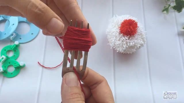 Как быстро сделать маленький помпон - помпон на вилке. смотреть онлайн