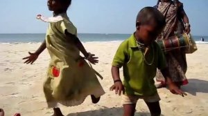 Дети-индусы танцуют на пляже Южного Гоа / Dancing children