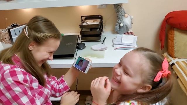 Меняемся с Ликой Телефонами/ СМС Странная Переписка! РАНЬШЕ ЭТОГО НИКТО НЕ ВИДЕЛ! Mimi Show смотреть онлайн