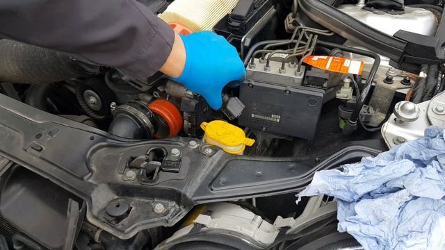 Mercedes W203.M271. Как снять и почистить дроссель. Drosselklappe W203 ausbauen und reinigen M271 смотреть онлайн