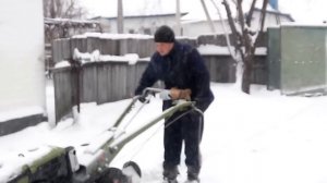 Уборка снега мотоблоком зубр