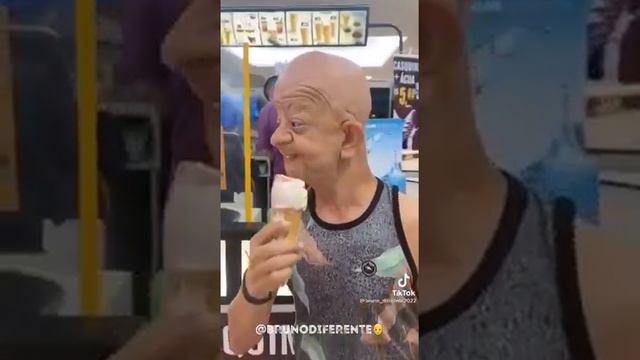 Самый симпатичный лижет мороженое !!! 😛😝😜😂😀😉😋👍🙏 смотреть онлайн