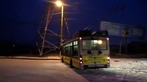 В Севастополе из-за гололеда пошел в дрифт троллейбус с людьми (ВИДЕО)