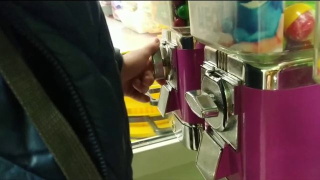 Как взломать автомат с конфетами и игрушками смотреть онлайн