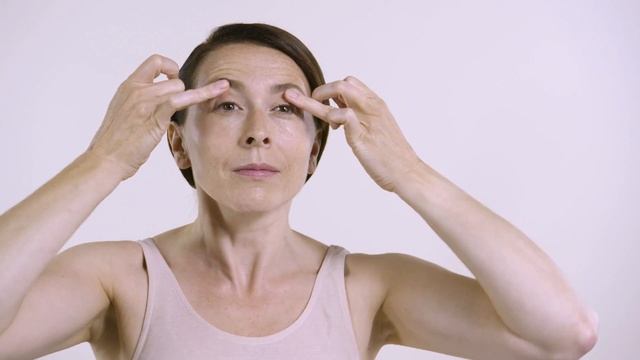 Масаж против стареене с Елексир Anew Ultimate Supreme смотреть онлайн