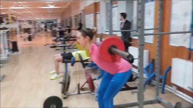 Тренировка ягодичных мышц и задней поверхности бедра.