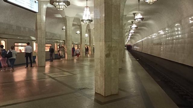 Московский метрополитен станция метро Чертановская прибывает и отправляется поезд метро 81-760 ОКА