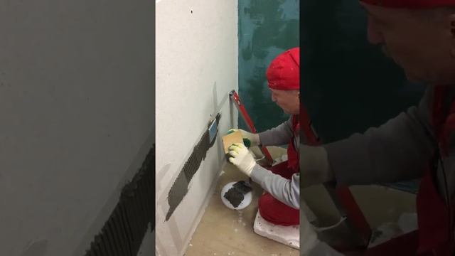 Нанесение клея для плитки Litokol К77 смотреть онлайн