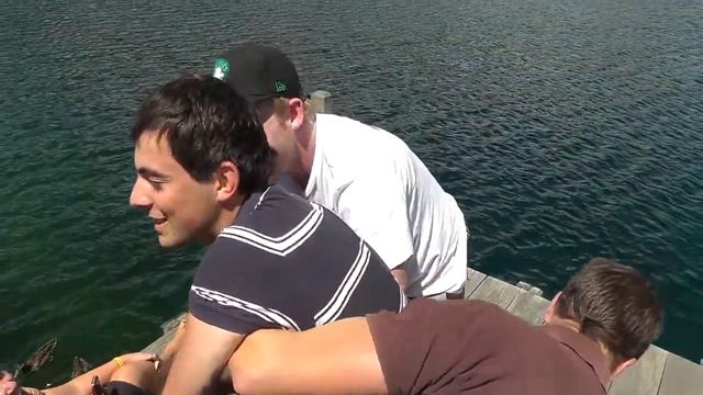 New Zealand - Nick & Brendan goes in with the eels! смотреть онлайн