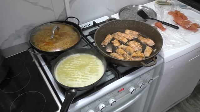 Готовлю ужин для 10детей???- Я подстриглась - солю селедку проверенным способом - Маленькие закупк смотреть онлайн