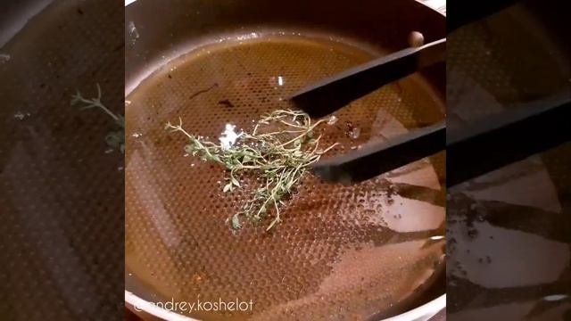 ЖАРЕНАЯ РЫБА НА СКОВОРОДЕ С ХРУСТЯЩЕЙ КОРОЧКОЙ И КАРАМЕЛЬНЫМ ЛУКОМ сазан