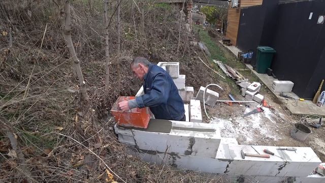 СТЕНА ПОСТРОЕНА. Укрепление склона газоблоками. смотреть онлайн
