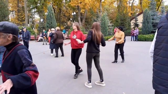 ПОЛЕВЫЕ ЦВЕТЫ СОБЕРУ БУКЕТ!???/ТАНЦЫ В ПАРКЕ ГОРЬКОГО ХАРЬКОВ ОКТЯБРЬ 2021 смотреть онлайн