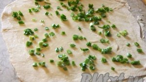 Слоёные лепёшки с зелёным луком
