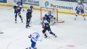 Бросок Патрика Херсли проходит через сетку ворот