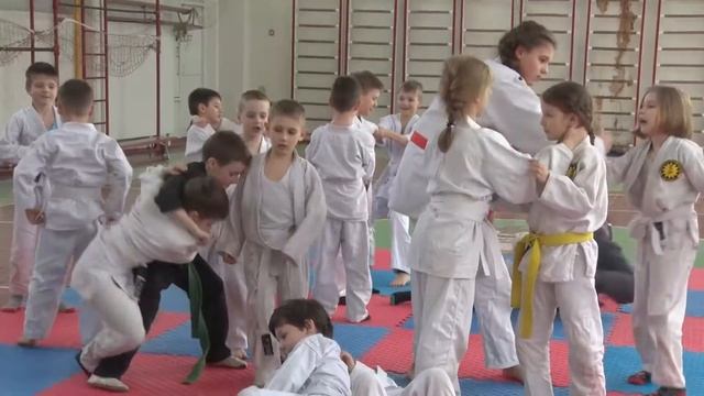 Учасниця шоу "Круче всех" смотреть онлайн