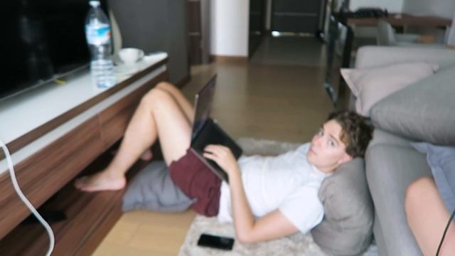 Рисую летчицу и страдаю от тайской еды. смотреть онлайн