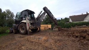 Копаем котлован под фундамент. Цокольный этаж. Тракторист от бога!