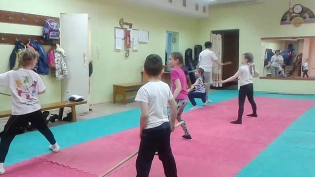 Вращение шеста(гунь). Отработка 32 формы Гунь шу.Дети