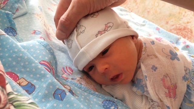 МАССАЖ И ГИМНАСТИКА ДЛЯ МЛАДЕНЦА ! Поднимаем голову. Сколько гулять? The baby is 2 weeks.
