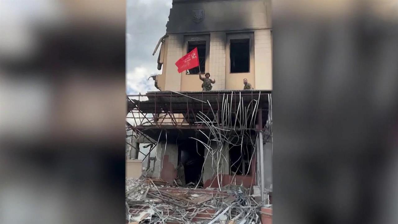 В Лисичанске водрузили знамя Победы над зданием администрации