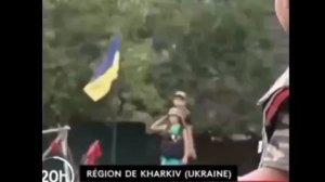 Две девочки в Харькове зигуют при виде ВСУ