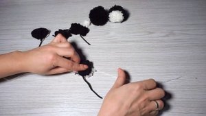 ?Как сделать игрушку из пряжи! Cделала милых котиков из ниток! Как сделать игрушку из помпона