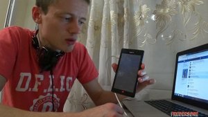Телефон включается и выключается. Sony Xperia. Слушаем музыку :)