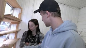 Подарил ПЕКАРНЮ БЕЗДОМНОЙ ДЕВОЧКЕ СИРОТЕ Насте. Пришли к БРАТУ НАСТИ, который ВЫГНАЛ ЕЕ НА УЛИЦУ.