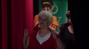 Demet ozdemir dancing in movie