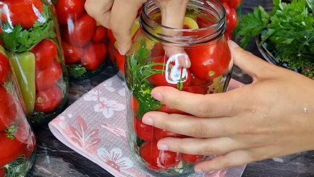 ПАЛЬЧИКИ ОБЛИЖЕШЬ! ПОМИДОРЫ НА ЗИМУ! СЪЕДАЮТСЯ МОМЕНТАЛЬНО! ЗИМОЙ ПОЖАЛЕЛА ЧТО МАЛО ЗАКРЫЛА! смотреть онлайн