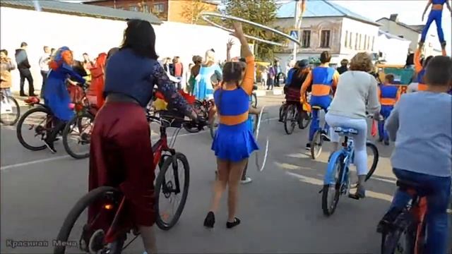 Город Ефремов в день города: Леди на велосипеде, парад самокатов и колясок, шествие. смотреть онлайн