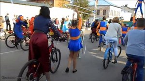 Город Ефремов в день города: Леди на велосипеде, парад самокатов и колясок, шествие.